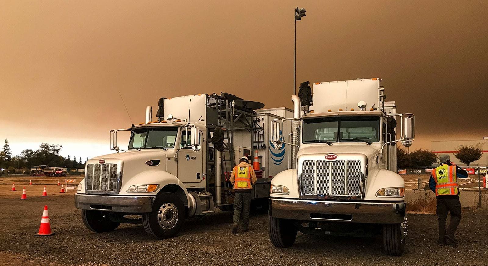AT&T-trucks