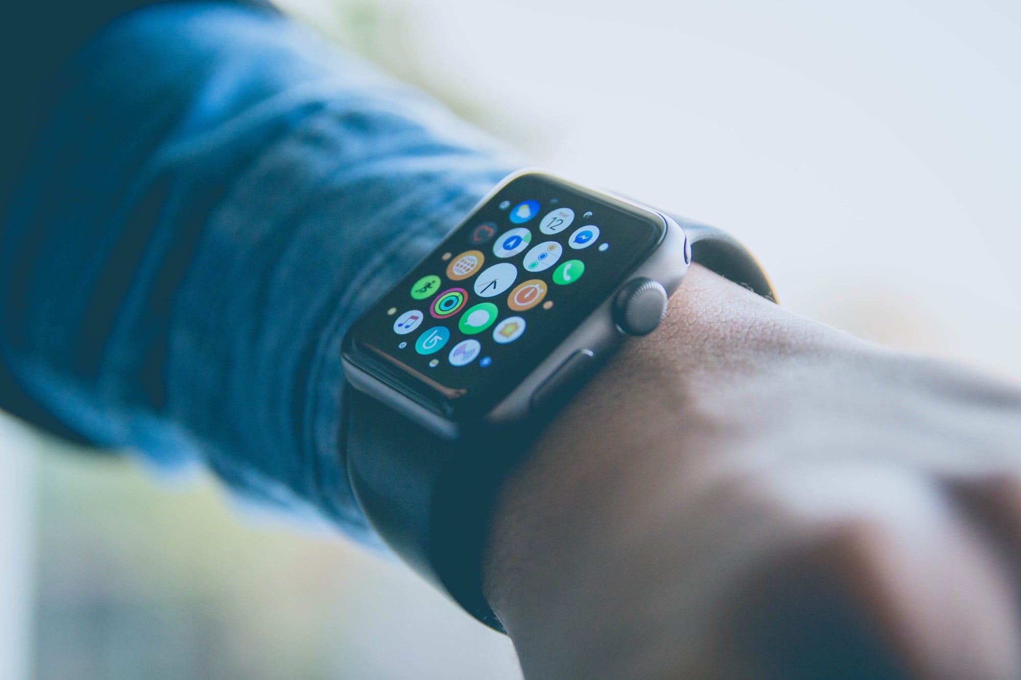 Keep your Apple Watch going all day long.