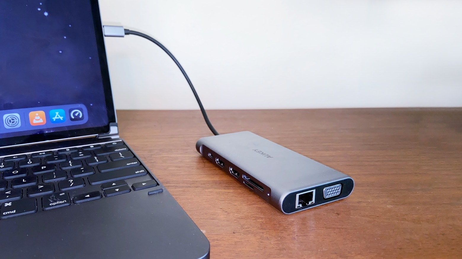 Aukey CB-C78 works with Mac, MacBook and iPad Pro.