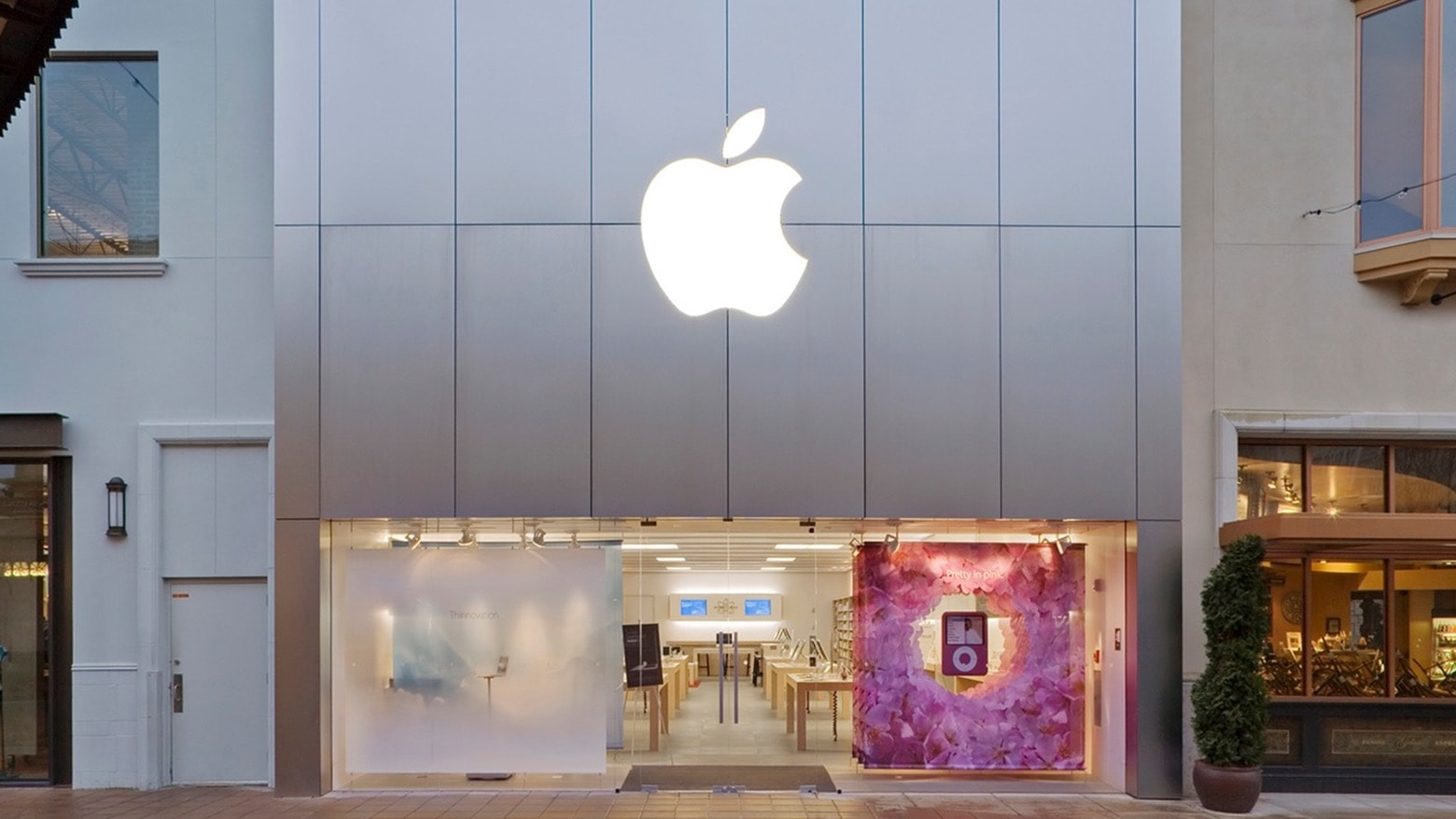 A protest at an Apple Store in Oregon turned out to be not dangerous.