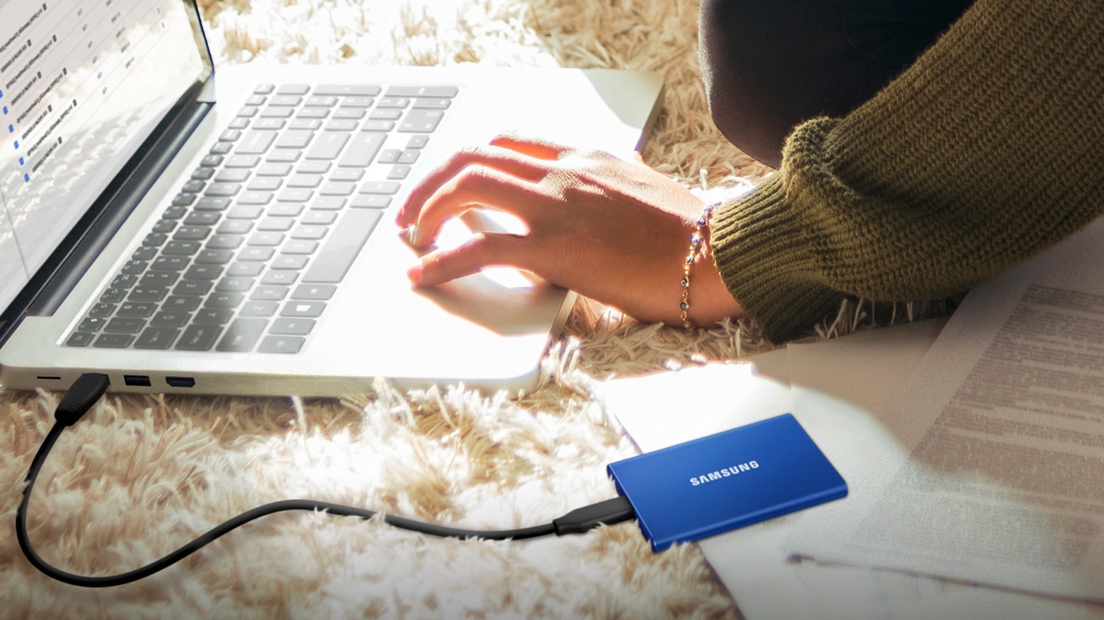 Samsung T7 connects easily to a variety of computers.