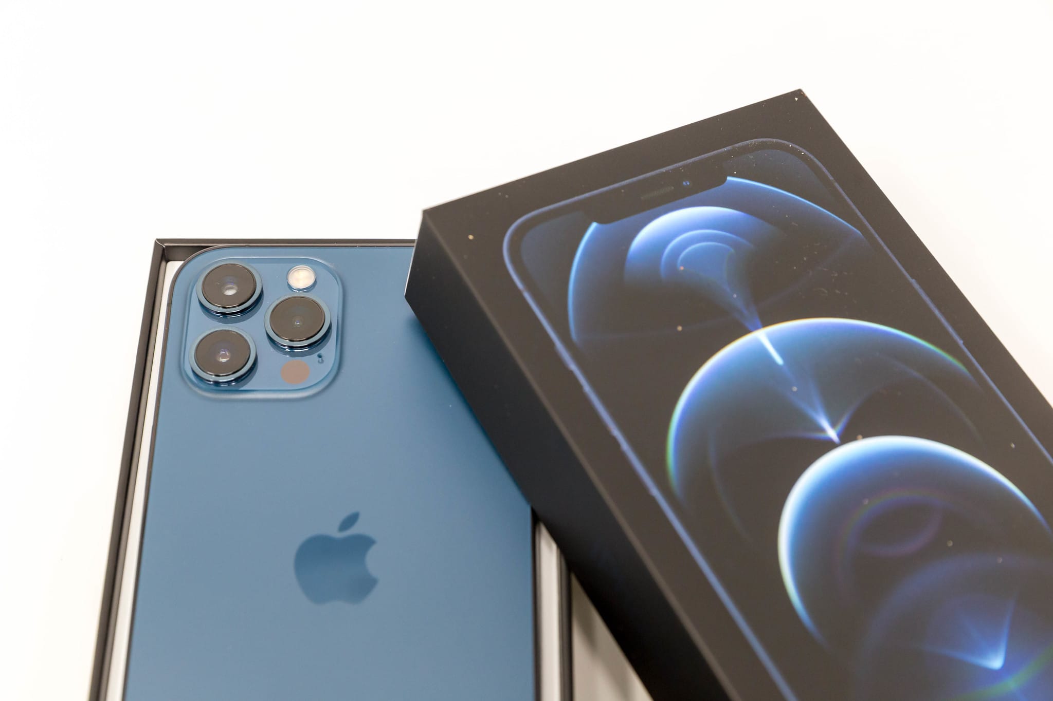 iPhone 12 box