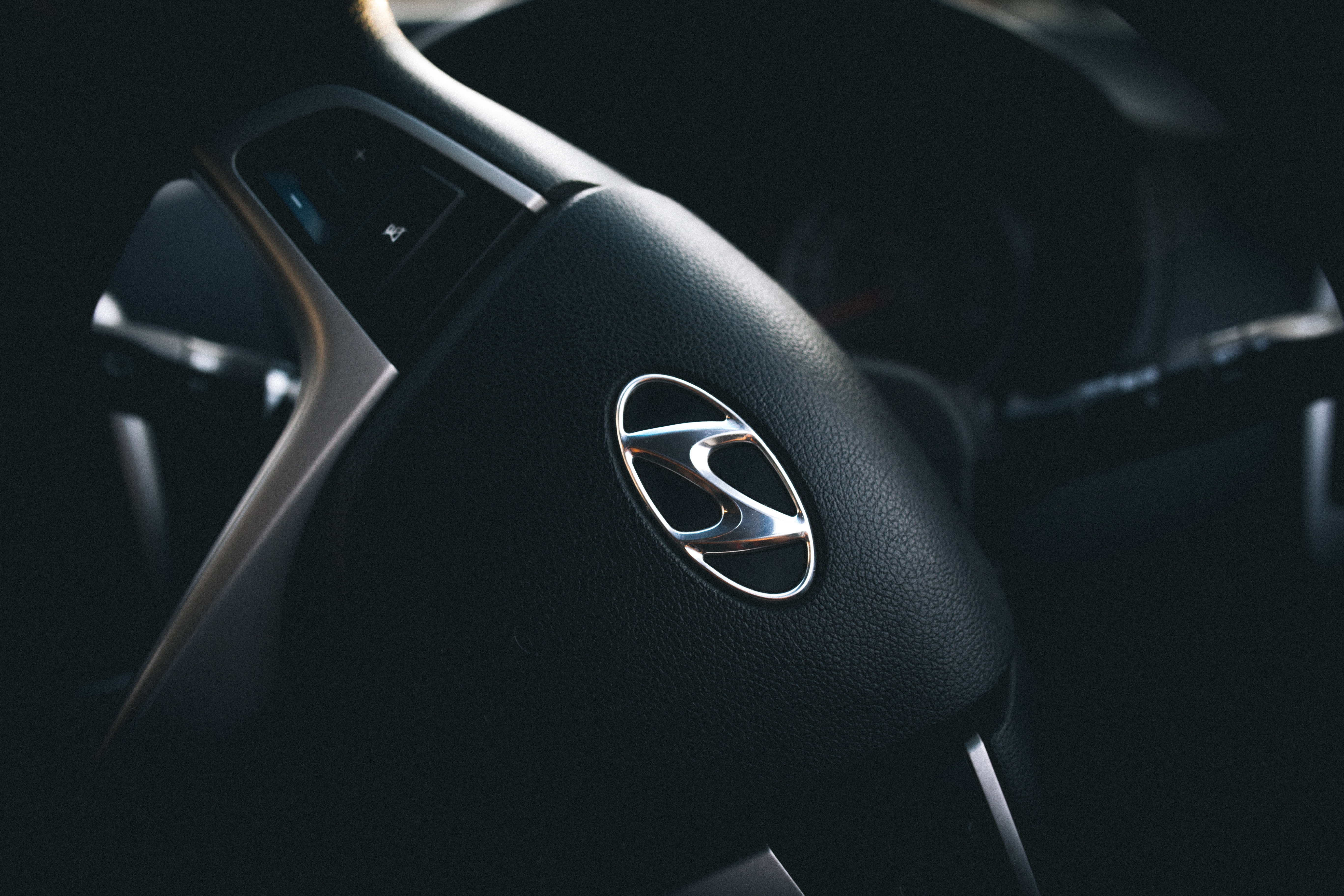 The idea of working with Apple to build a car reportedly makes some Hyundai execs nervous.