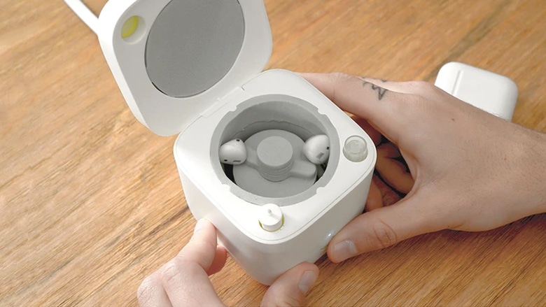 Cardlax EarBuds Washer is not an April Fool’s Day joke.