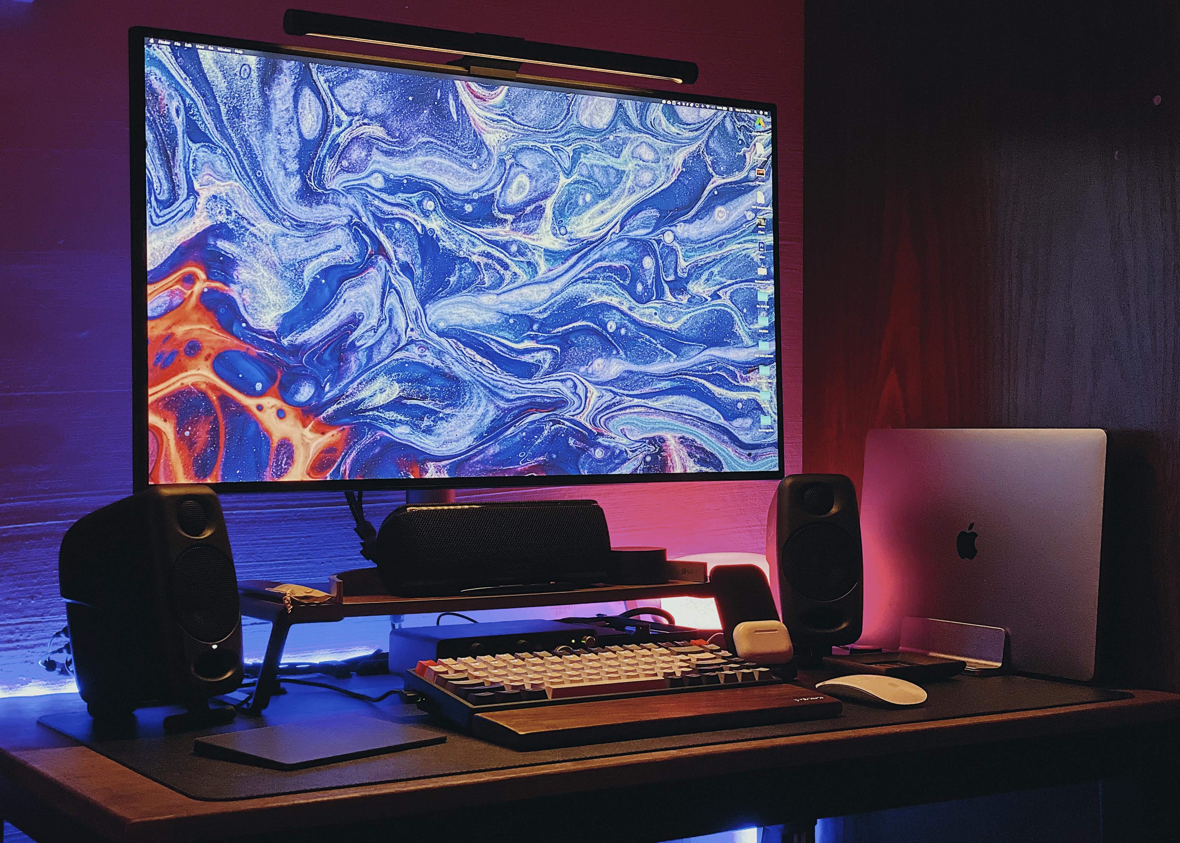 A small desk and a small room need not necessarily mean a small setup.