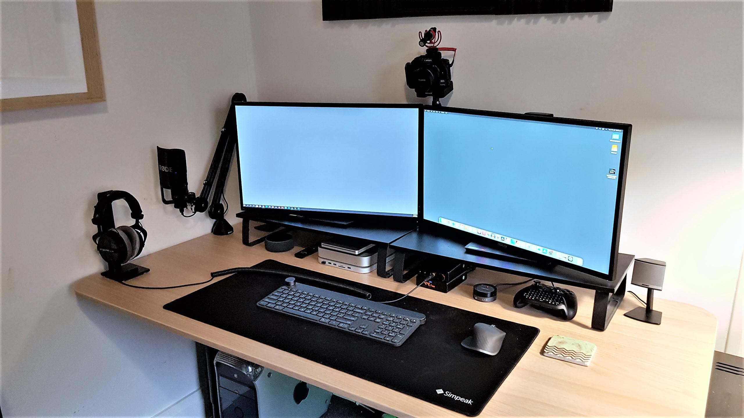 See the G4 peeking out from under the desk? Ah, nostalgia.