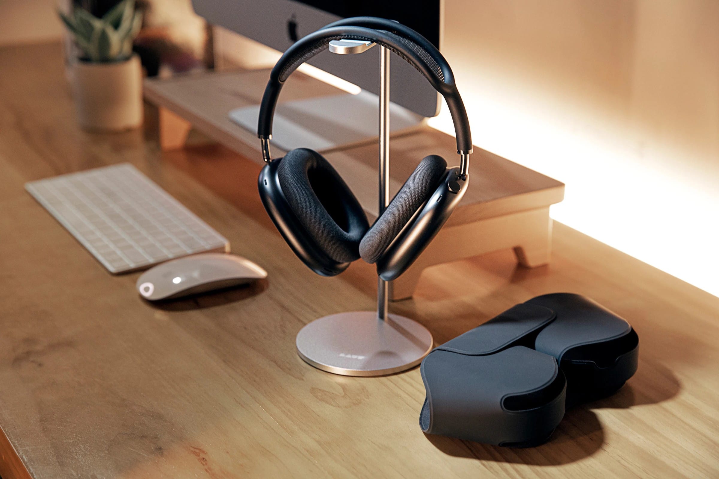Laut Free Stand for AirPods Max