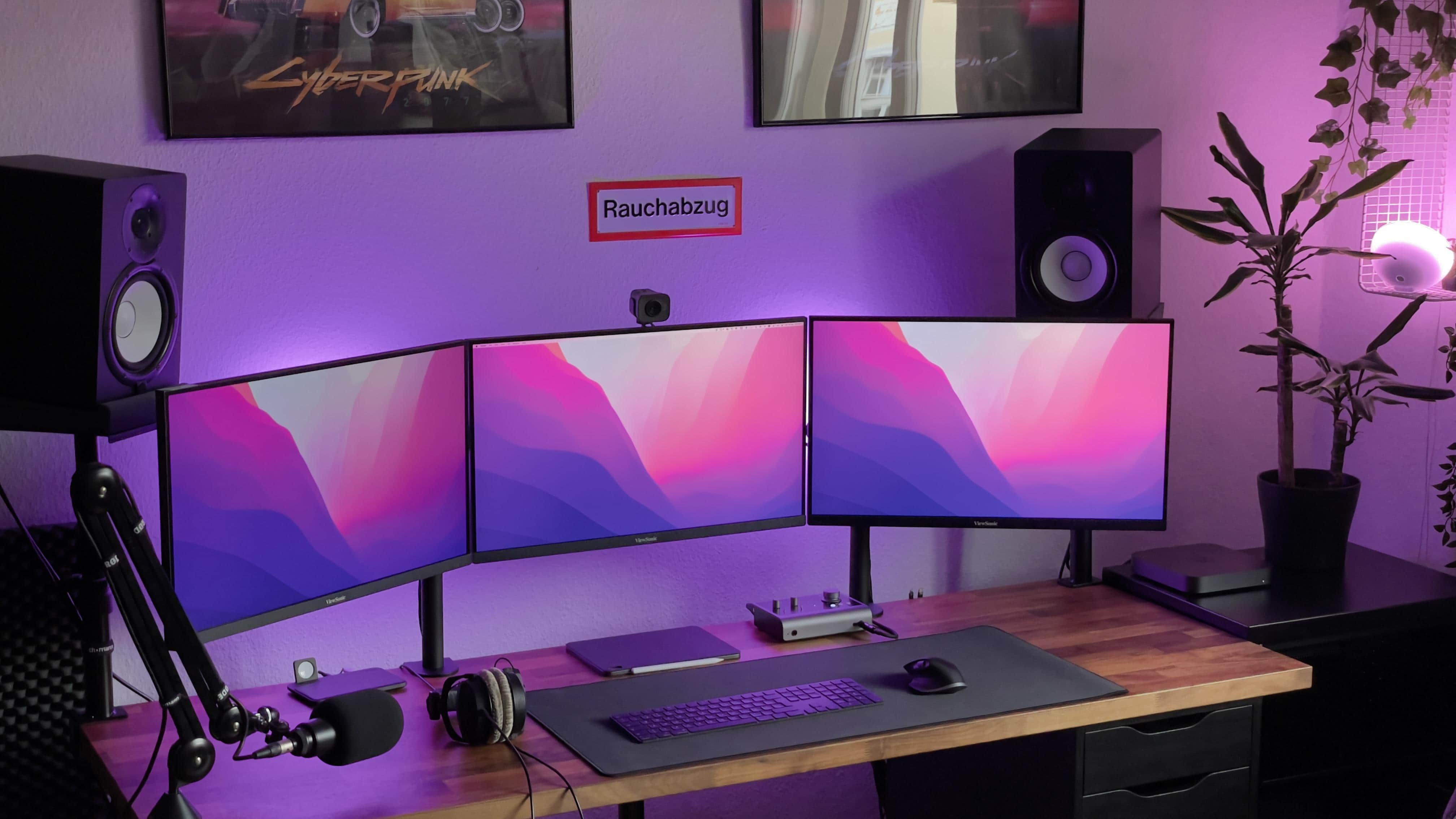 Can you have three external monitors with a new M1 Pro 14-inch MacBook?