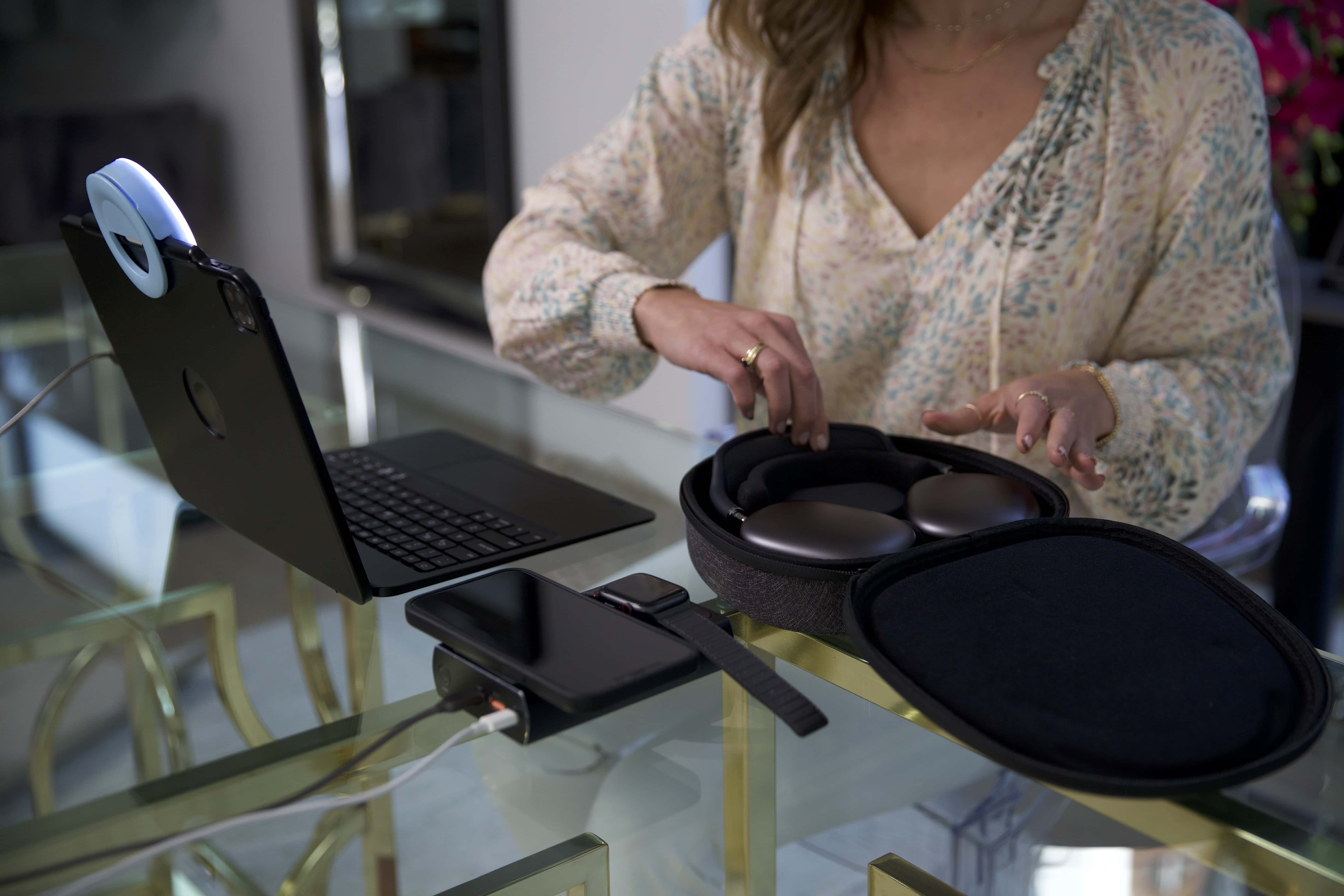 A magnetic divider in Intelli's CarryOn case puts AirPods Max to sleep when not in use.