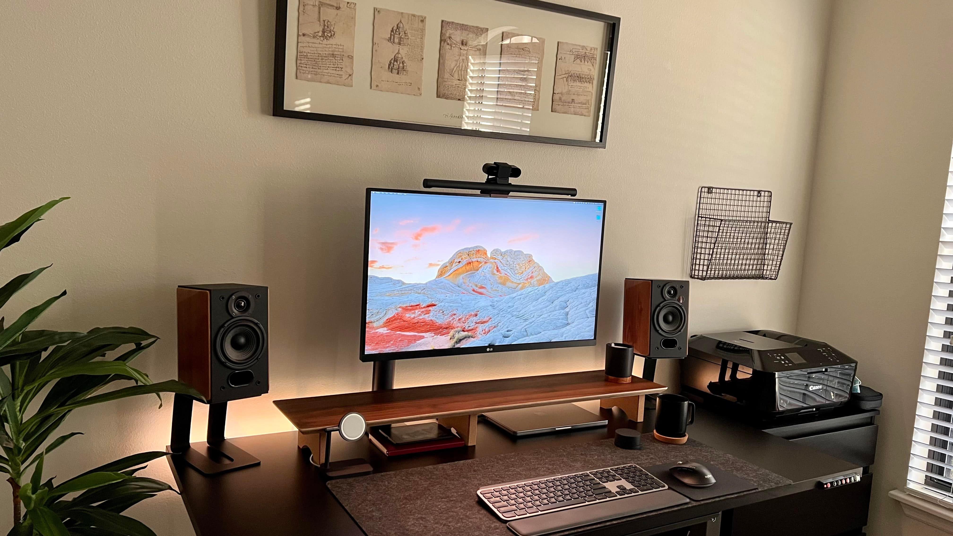 Behold a computer setup where everything appears in its proper place. And even the printer works reliably.