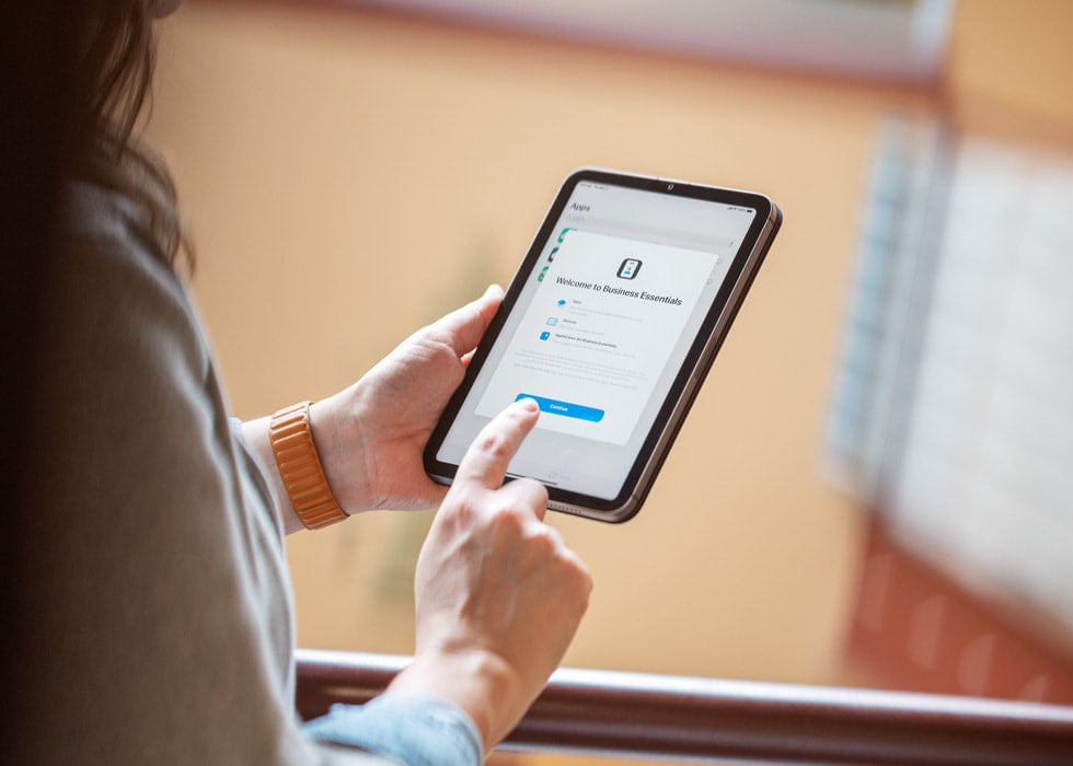 Apple Business Essentials supports small businesses through the entire device management life cycle, beginning with streamlined employee onboarding. At Espresso Services Inc., an employee begins onboarding with the Apple Business Essentials app.