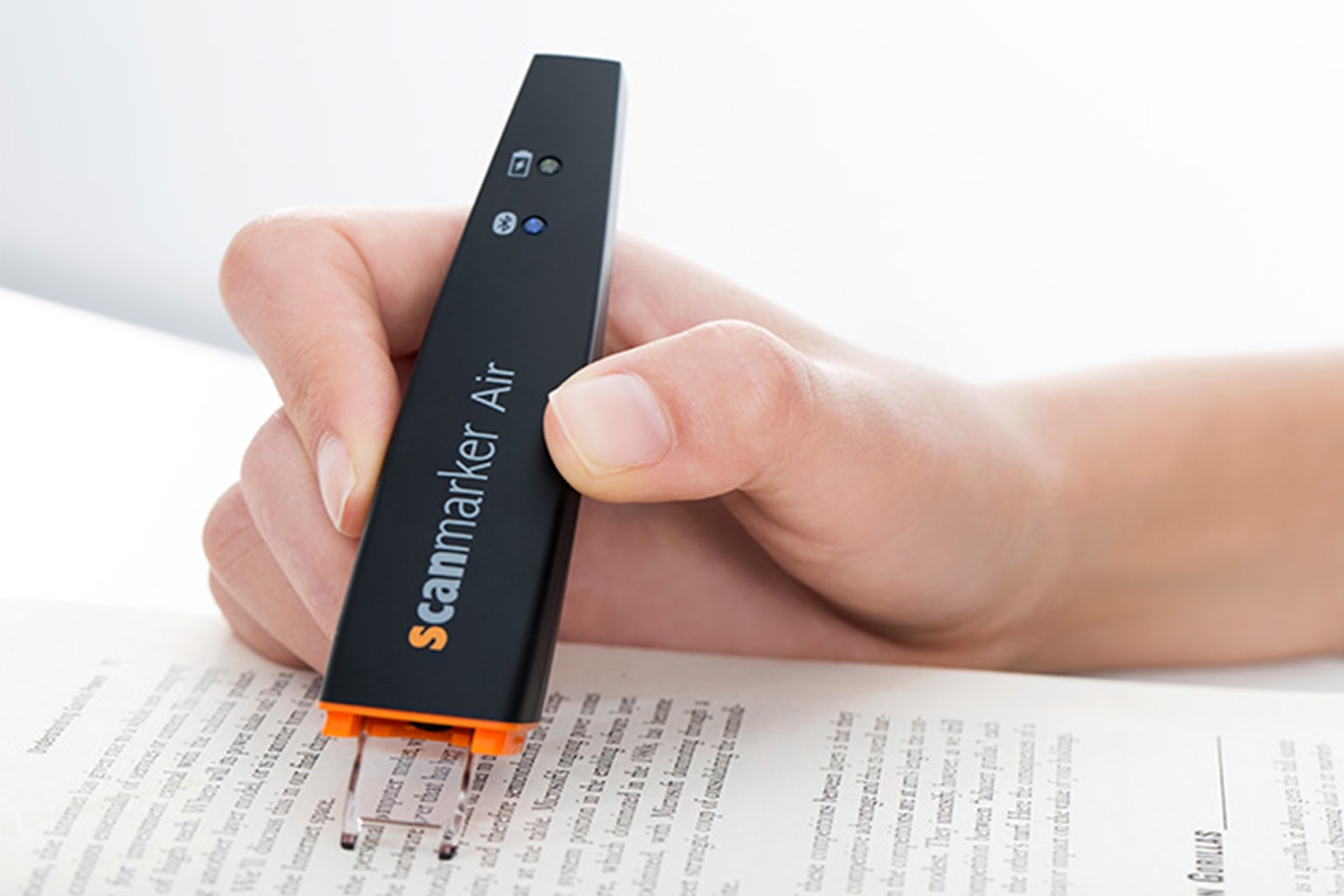 Scan notes and save them to your device with Scanmarker Air.