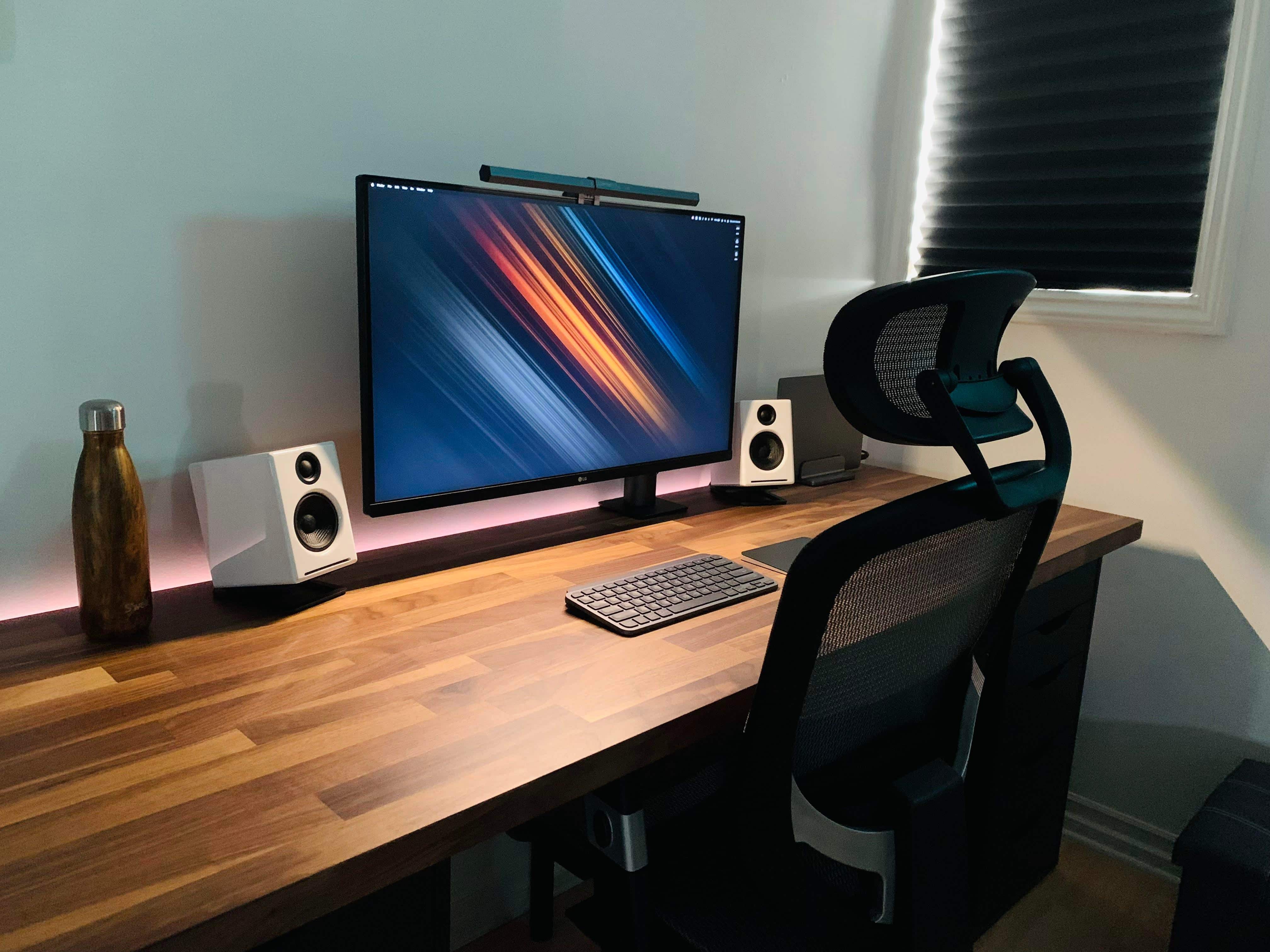 Solid cable management helps keep this MacBook Air setup clean.