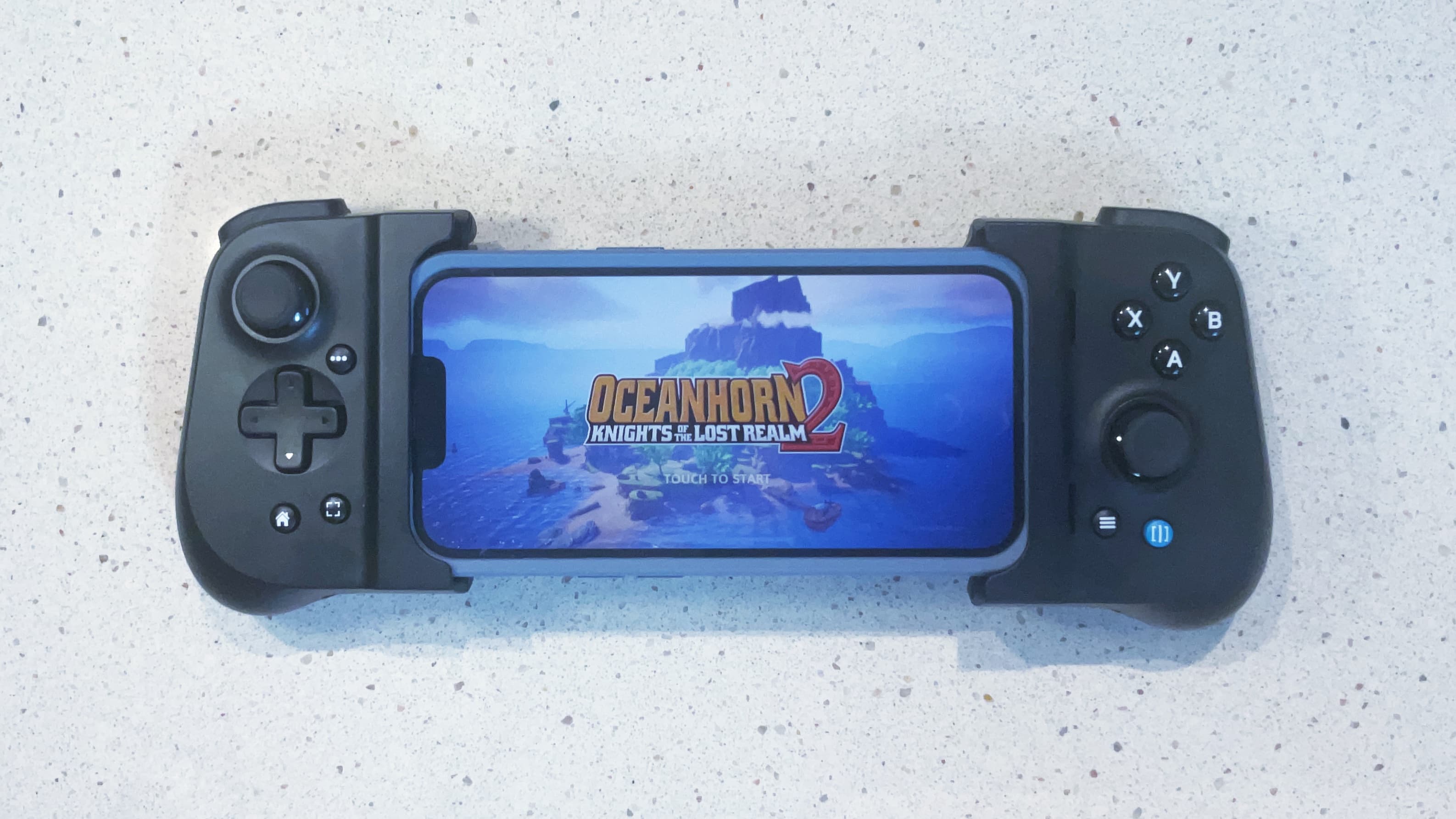 Clever side-by-side iPhone game controller has no problem with bulky cases [Review]