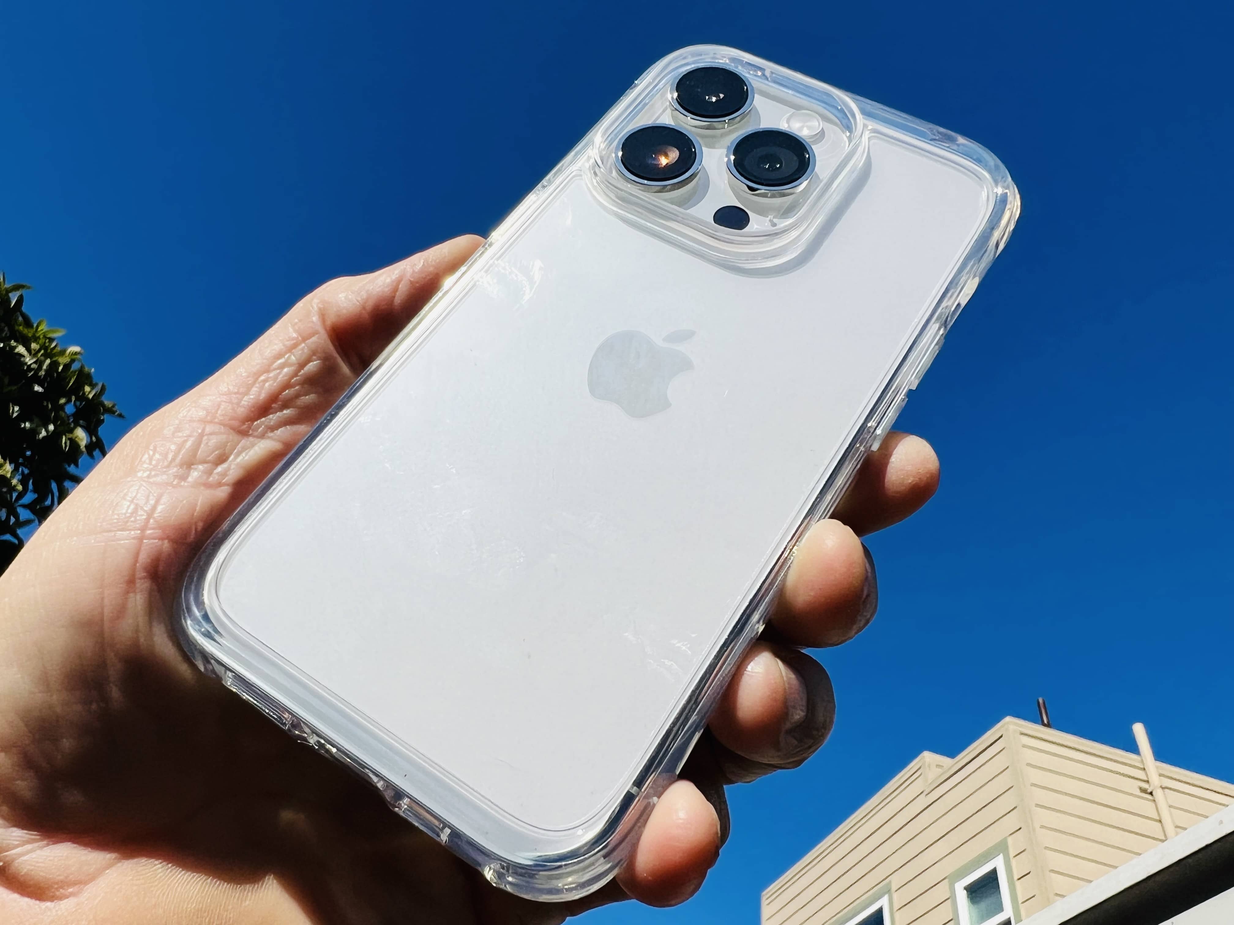 Mkeke’s clear iPhone 14 case in hand