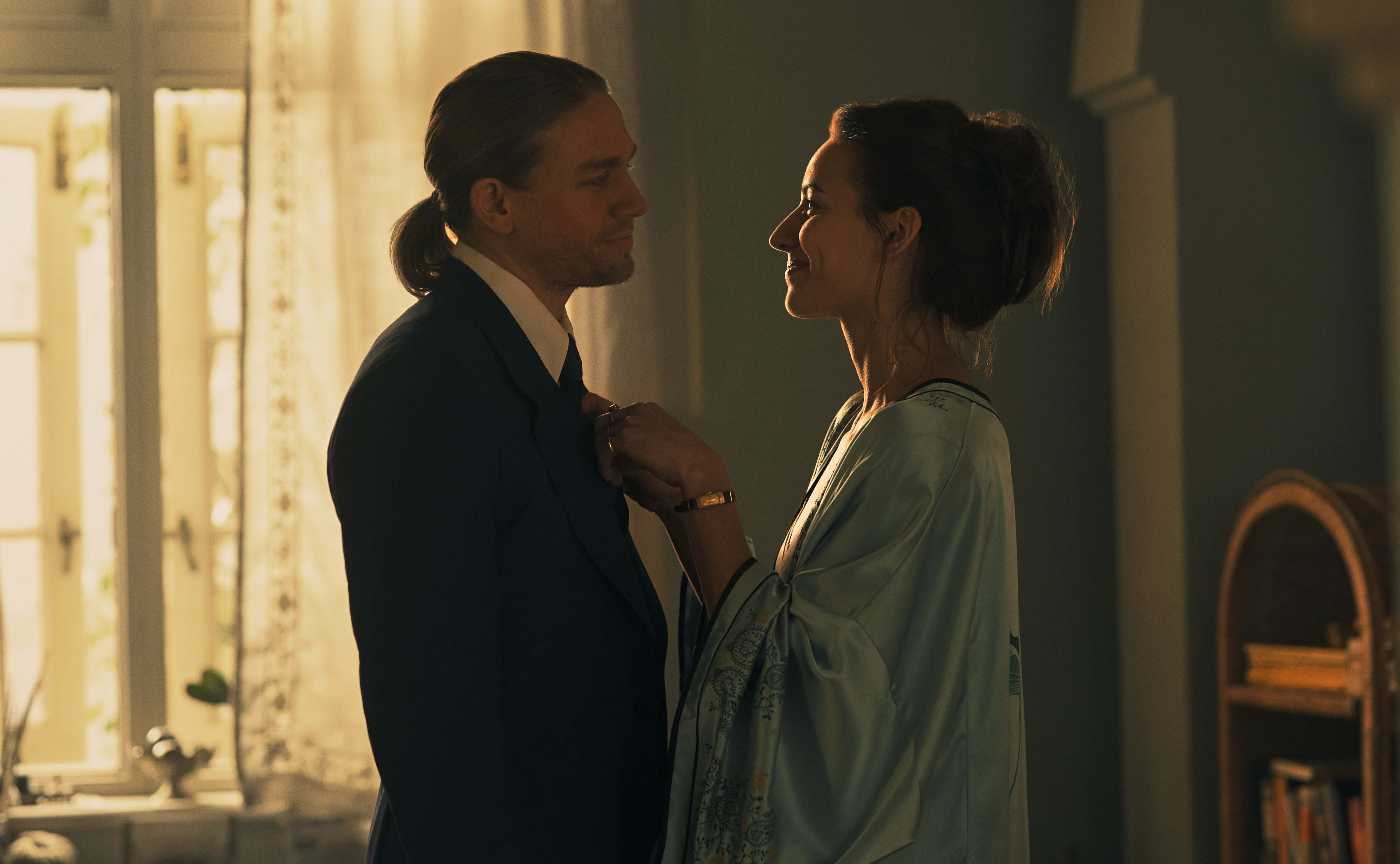 Shantaram recap Apple TV+: Lindsey Ford (played by Charlie Hunnam) and Karla Saaranen (Antonia Desplat) go toe-to-toe in Shantaram.