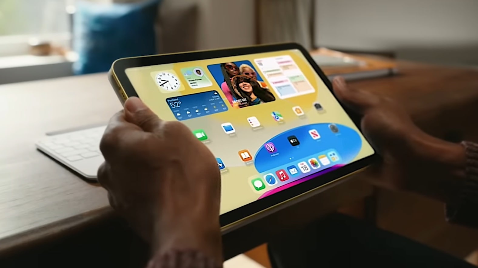 iPad 10 in Hand