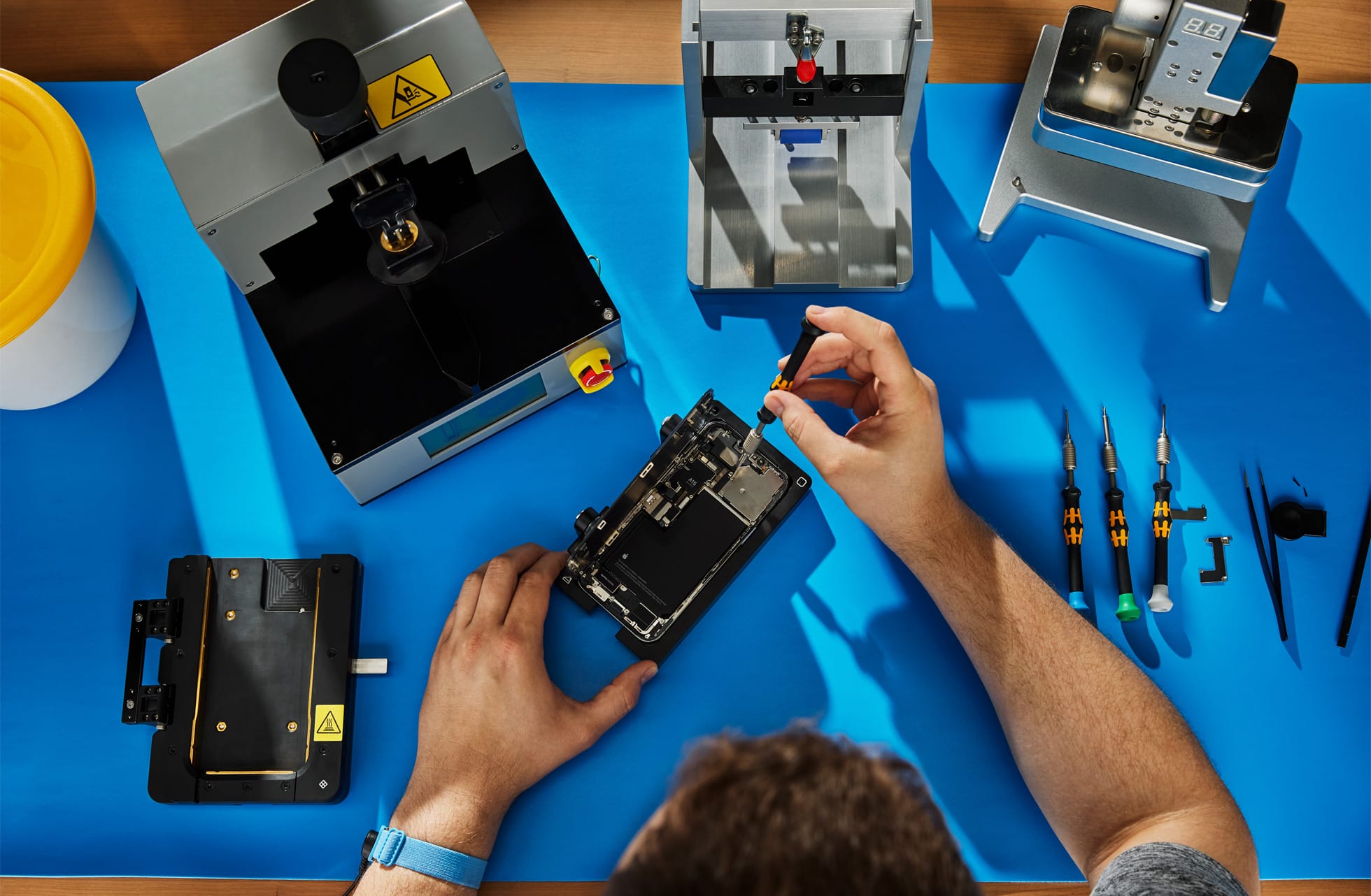 Self repair components and tools for iPhone with the necessary tools from Apple.