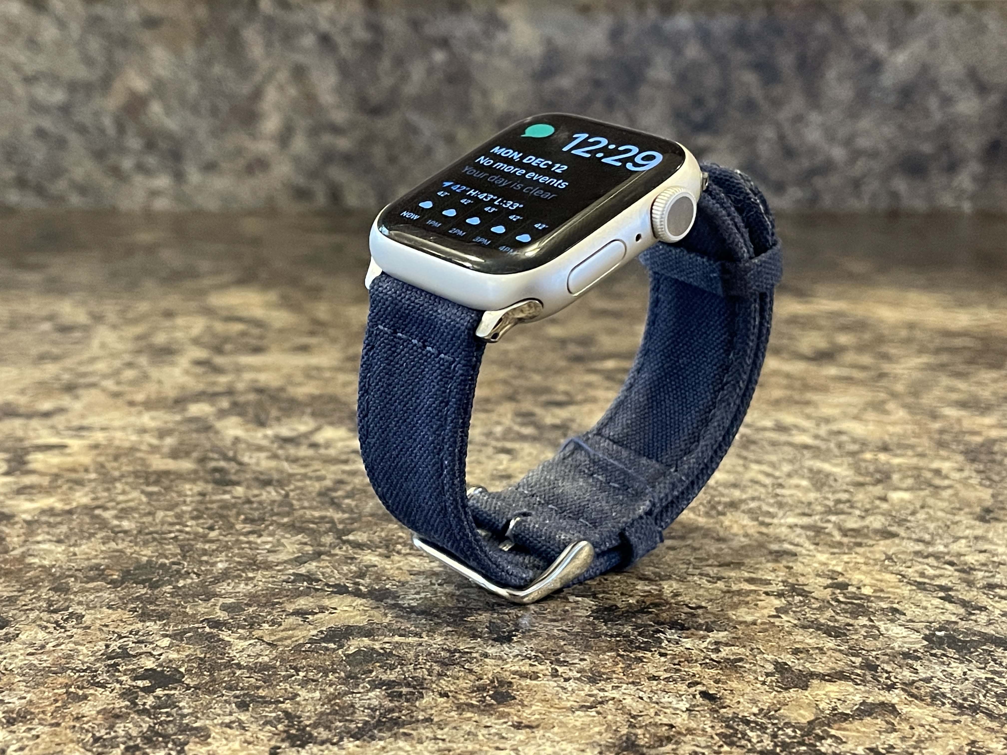 Silver aluminum Apple Watch Series 7 with the blue Durham band by Nyloon. Nyloon Durham band review: It is a straightforward watch band.