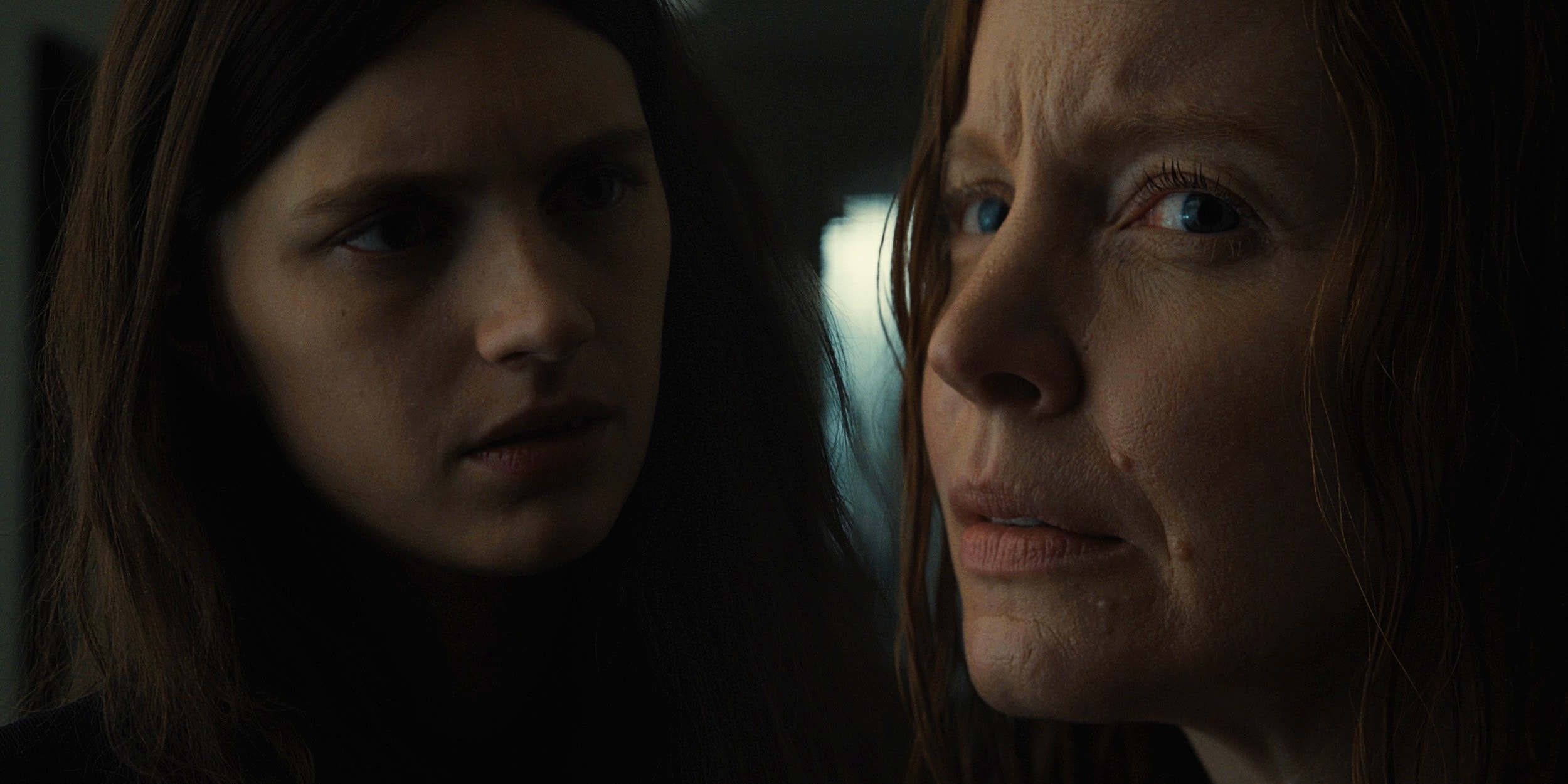 Nell Tiger Free and Lauren Ambrose in 