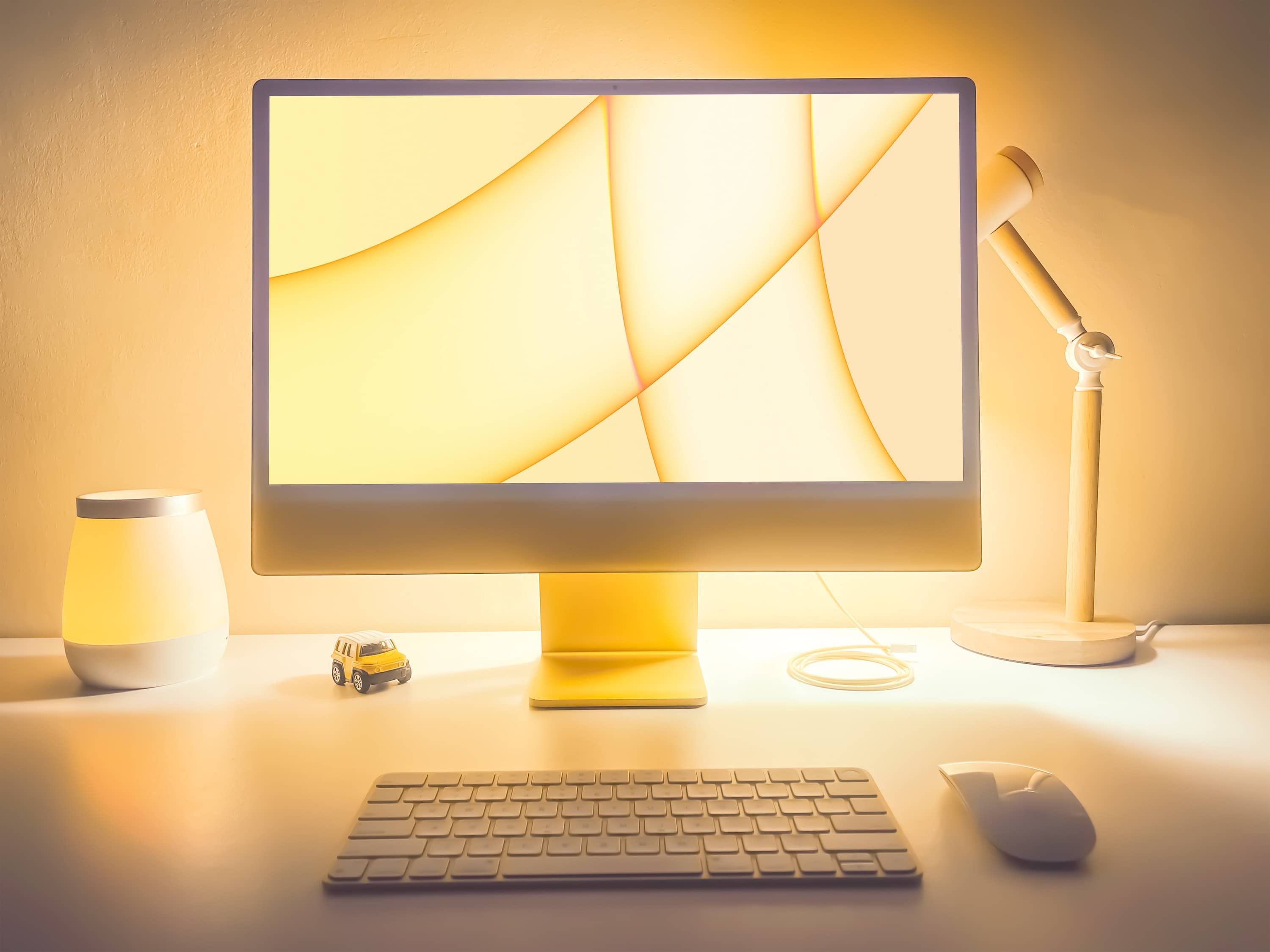 M1 iMac with yellow light