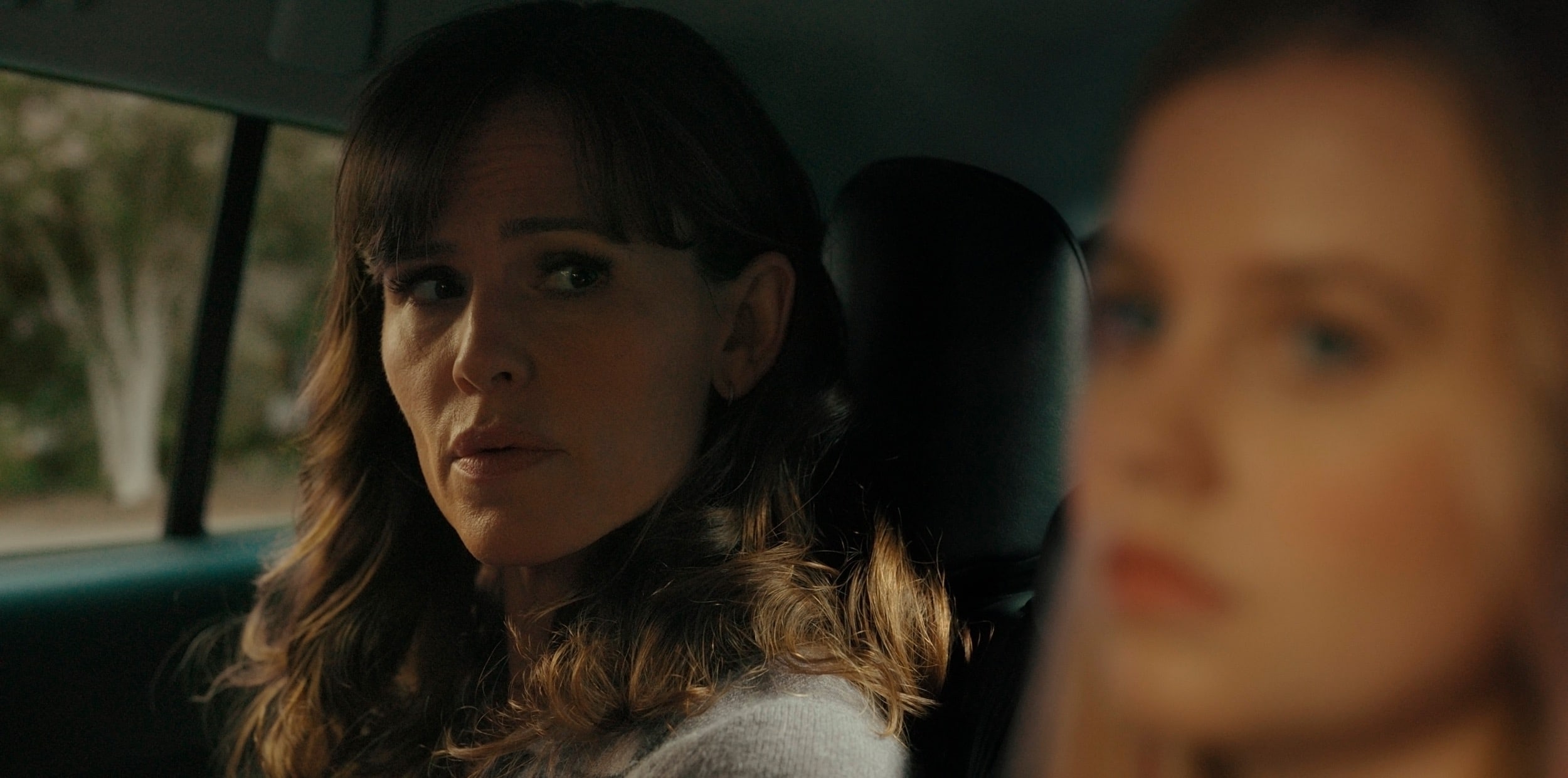 Jennifer Garner and Angourie Rice in 