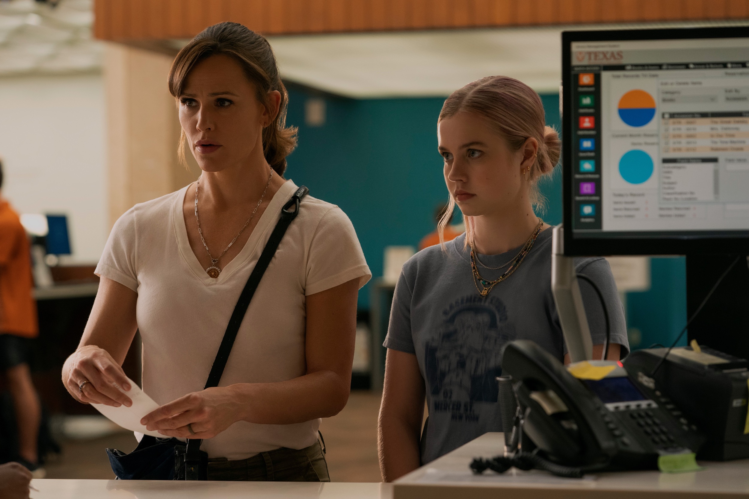 Jennifer Garner and Angourie Rice in 