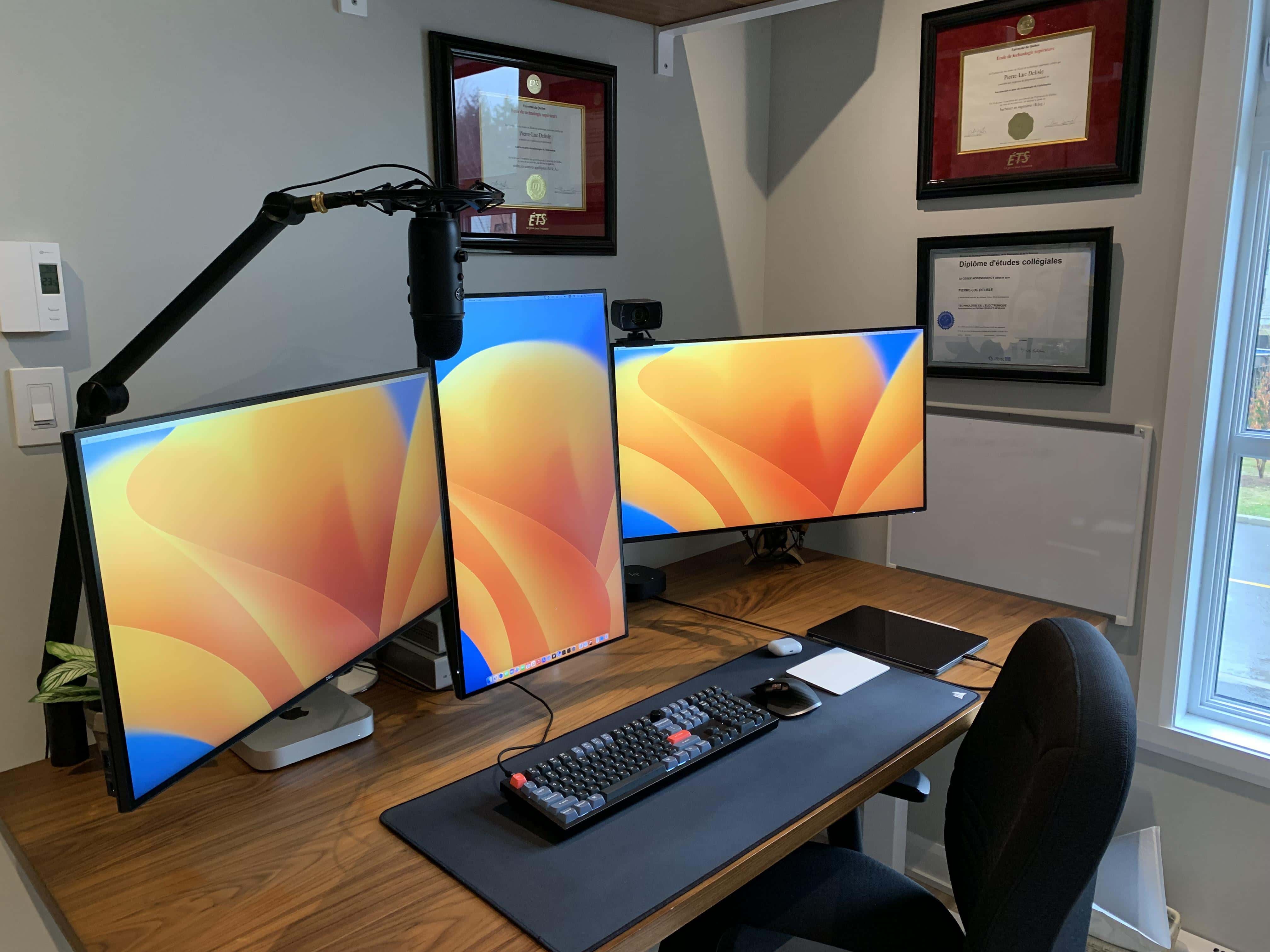 That's not a display configuration you see every day.