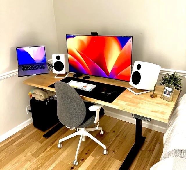 An M2 Max MacBook Pro and a 42-inch OLED display? Yes, please.