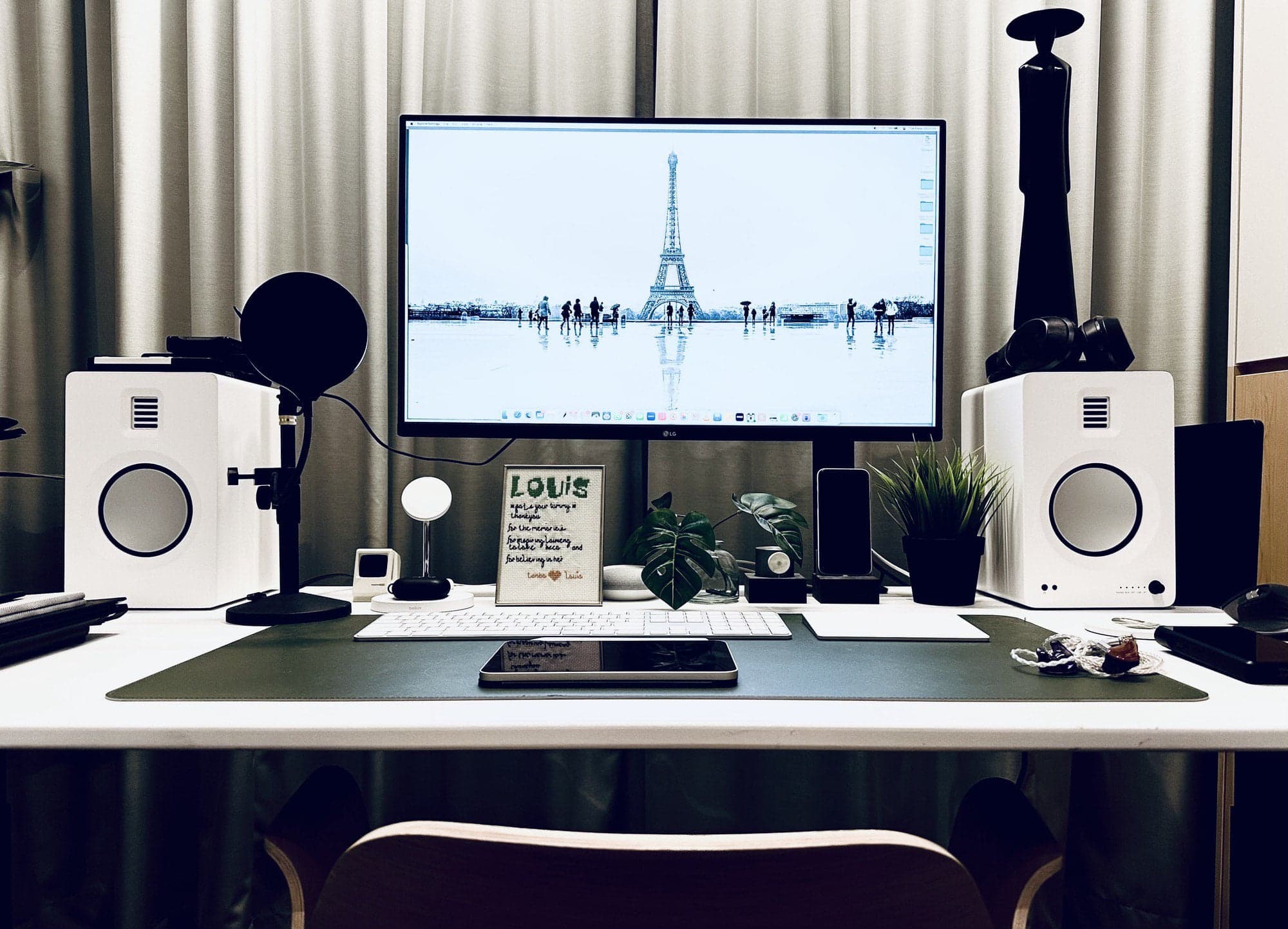 At a glance, you might not think this setup has 18 items in it not including the furniture.