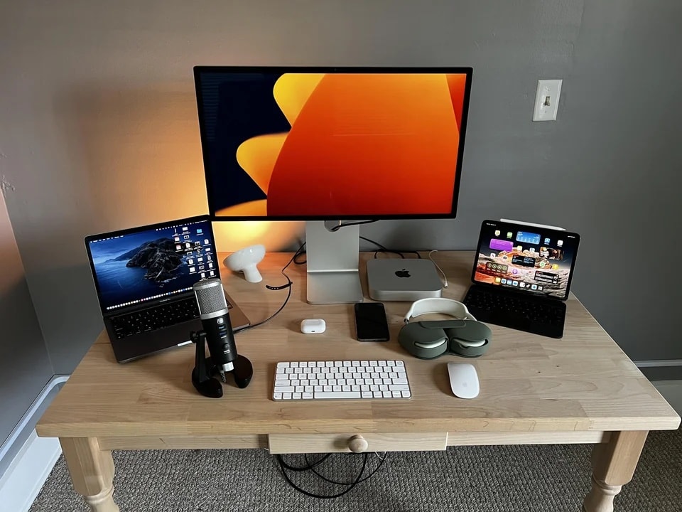 It's pretty much all Apple here, with special appearance by other companies for recording and lighting purposes.