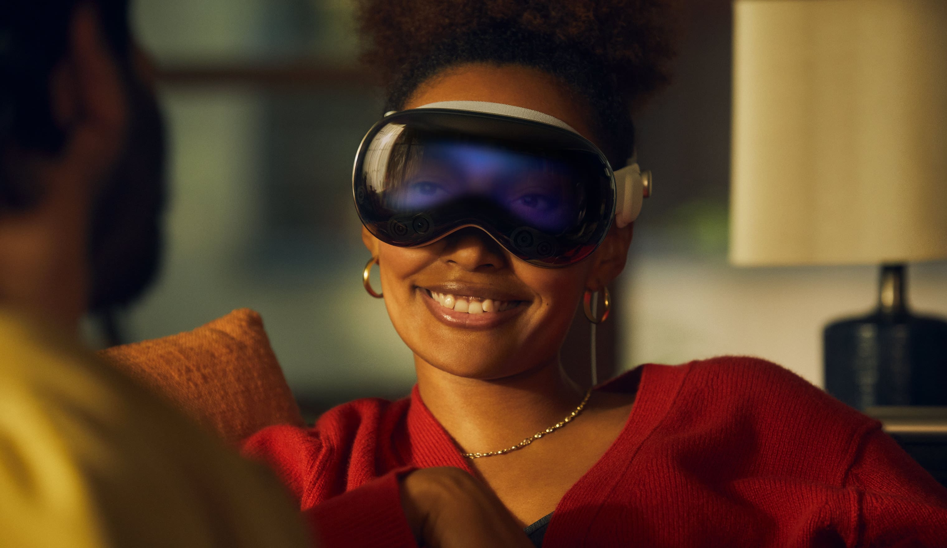 Two people having a conversation, one wearing the Vision Pro headset with EyeSight.