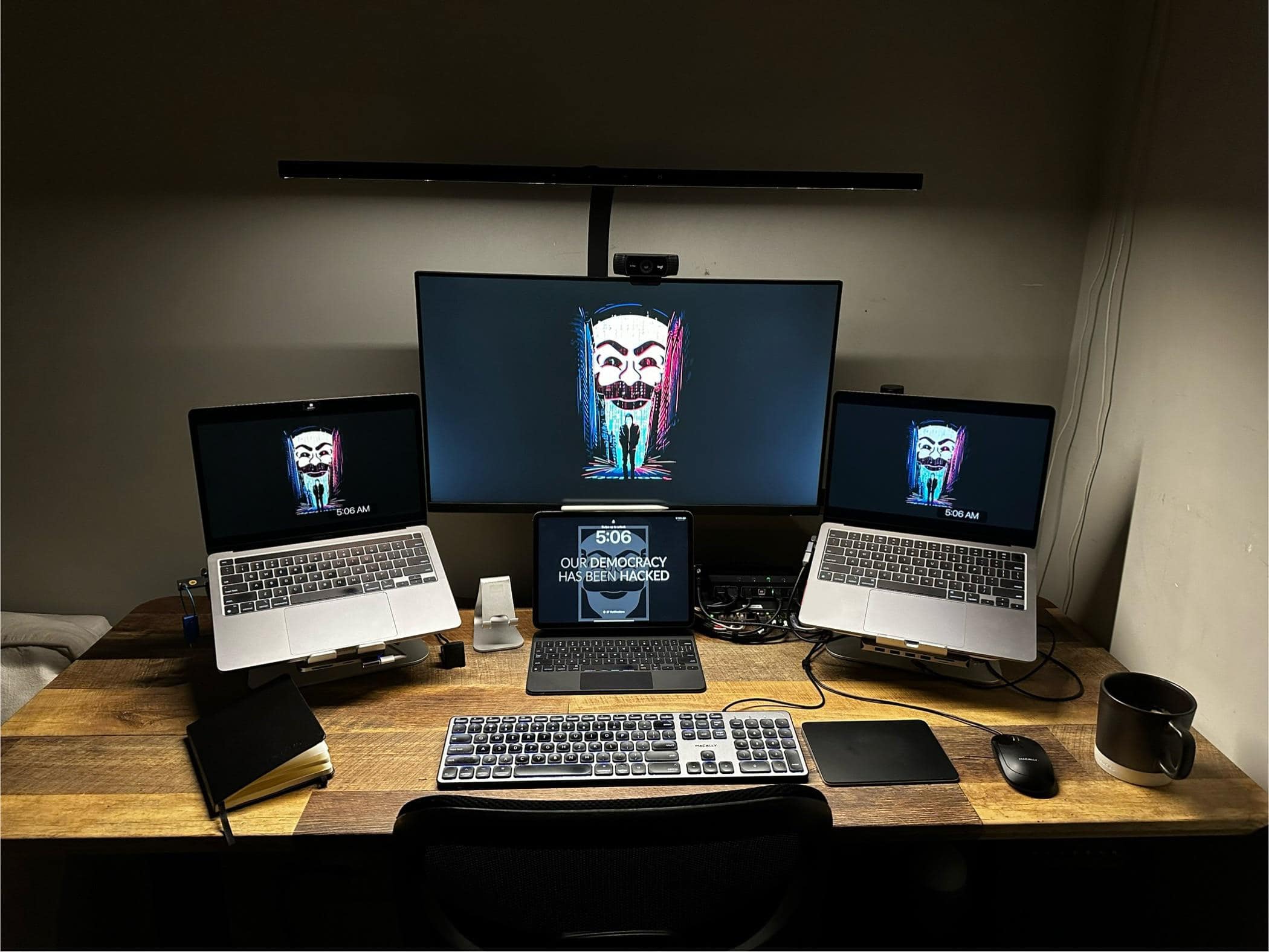 The user can't decide whether to leave the MacBooks like they are, or close them in clamshell mode.