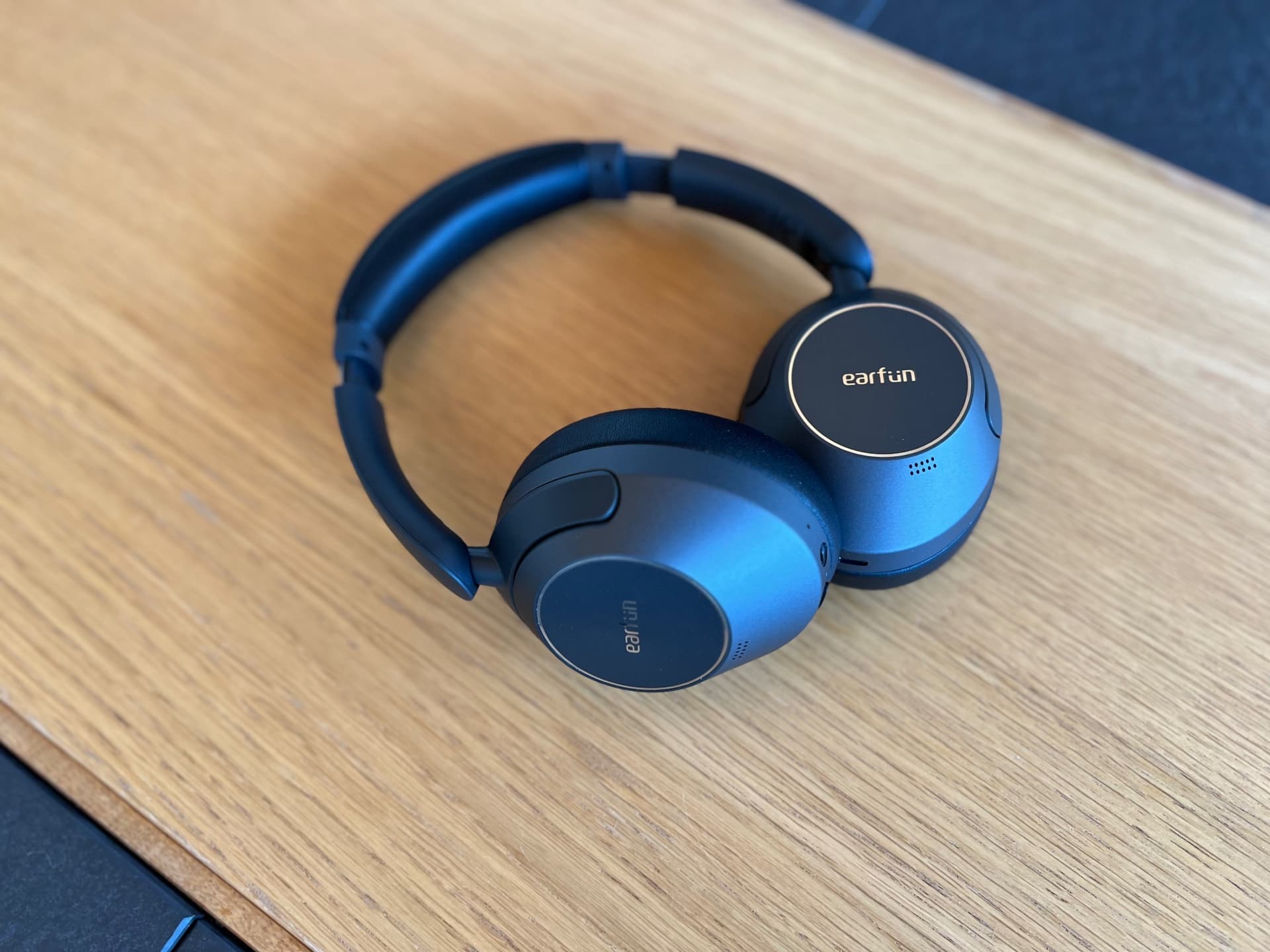 EarFun Wave Pro headphones