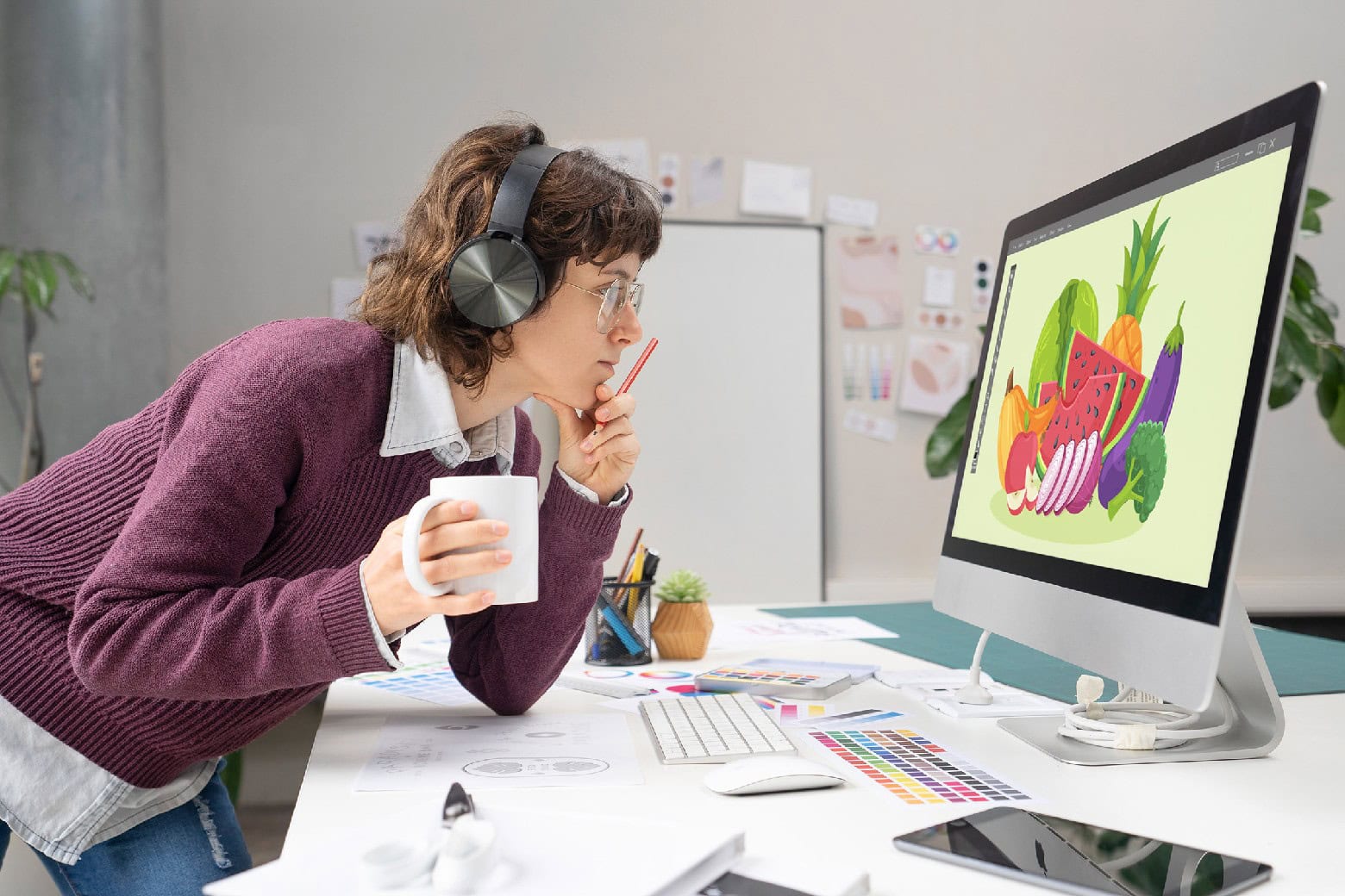 A person looking at a computer screen: It's an ad for a video editing training course bundle