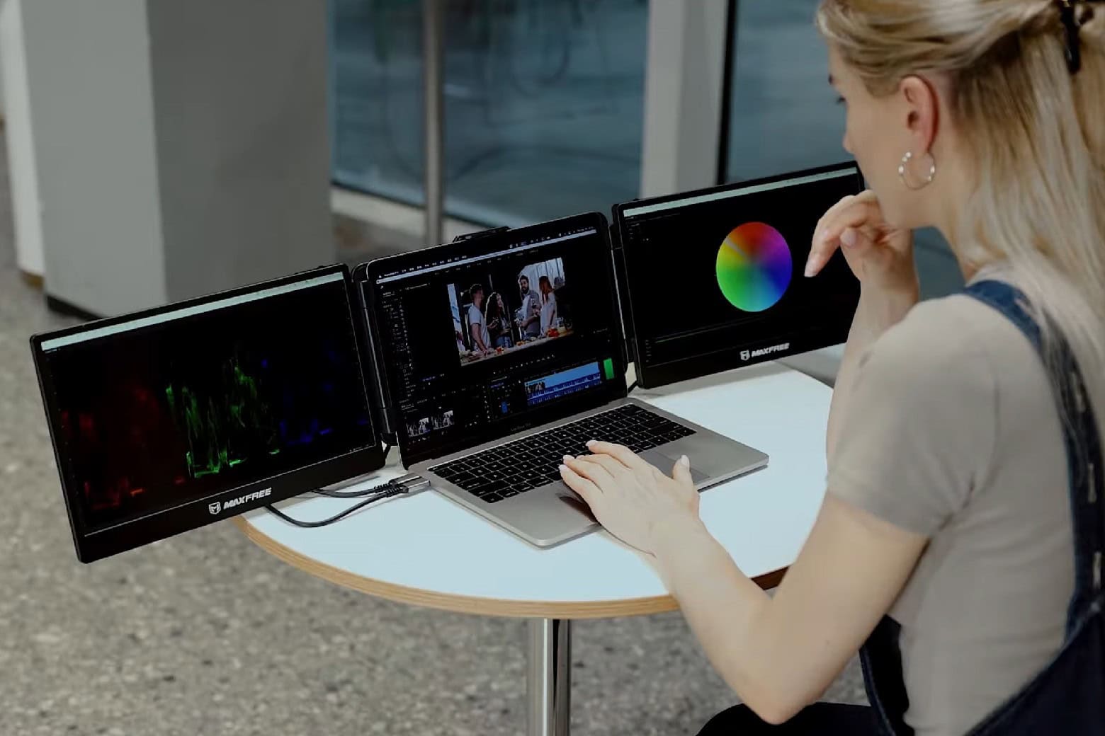 Save $170 on a triple monitor extender for laptops