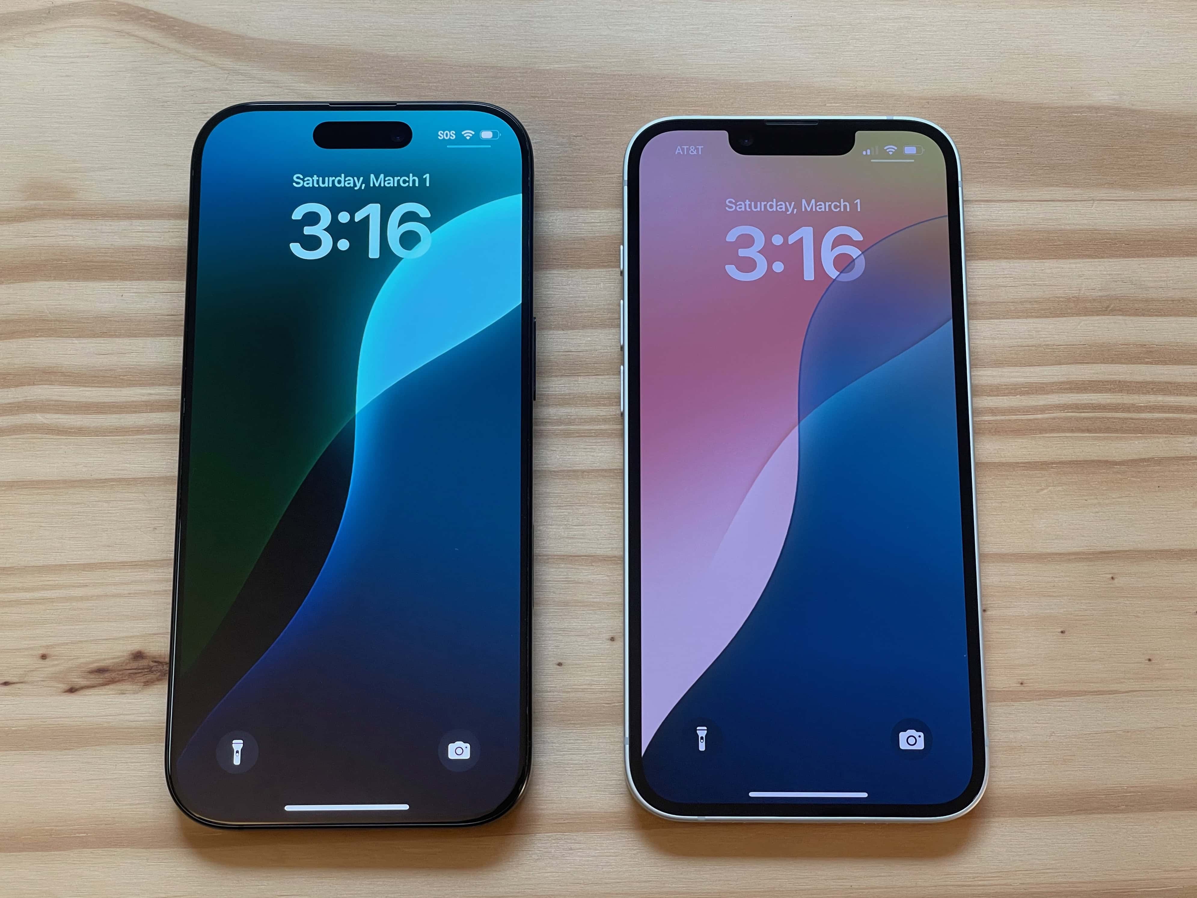 iPhone 16 Pro and iPhone 16e laying side by side, showing the difference in the display.