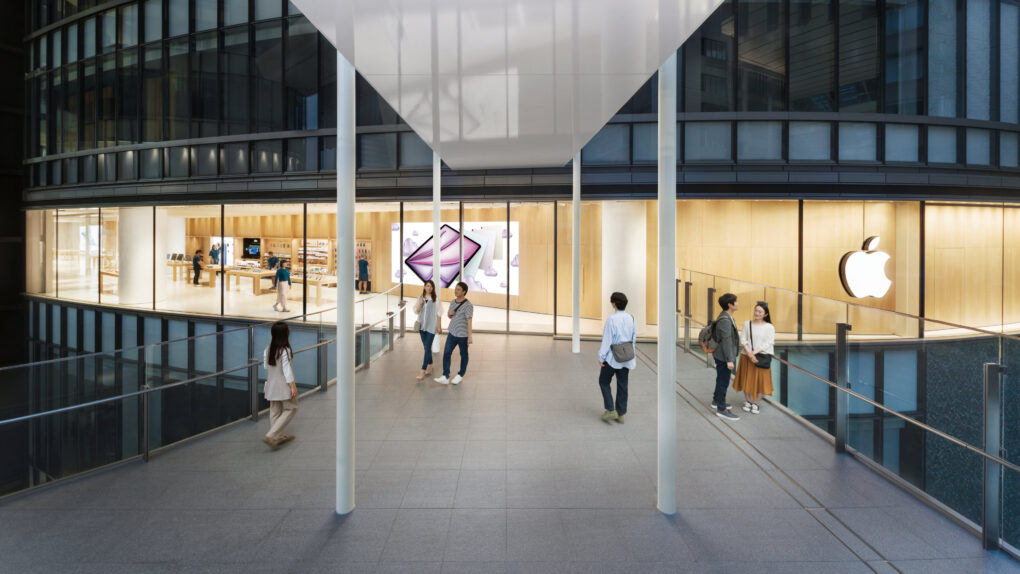 new Apple Store opens in Osaka