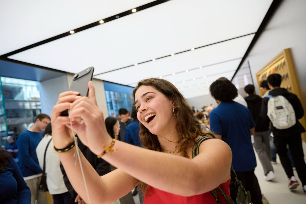 Customer clicking a selfie using the iPhone Air at Apple Syndey store.